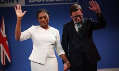 La líder del Partido Conservador británico, Kemi Badenoch, y su esposo, Hamish Badenoch, este miércoles durante el congreso del Partido Conservador británico en Manchester. EFE/EPA/ADAM VAUGHAN