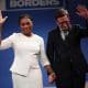 La líder del Partido Conservador británico, Kemi Badenoch, y su esposo, Hamish Badenoch, este miércoles durante el congreso del Partido Conservador británico en Manchester. EFE/EPA/ADAM VAUGHAN
