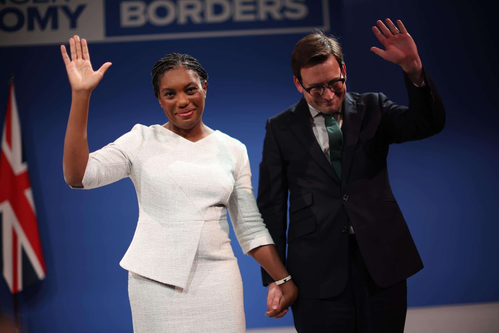 La líder del Partido Conservador británico, Kemi Badenoch, y su esposo, Hamish Badenoch, este miércoles durante el congreso del Partido Conservador británico en Manchester. EFE/EPA/ADAM VAUGHAN