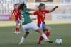 Yanara Aedo (d), de Chile, disputa un balón con Yuditza Salvatierra, de Bolivia, en la Liga de Naciones Femenina en el estadio El Teniente, en Rancagua. EFE/Elvis González