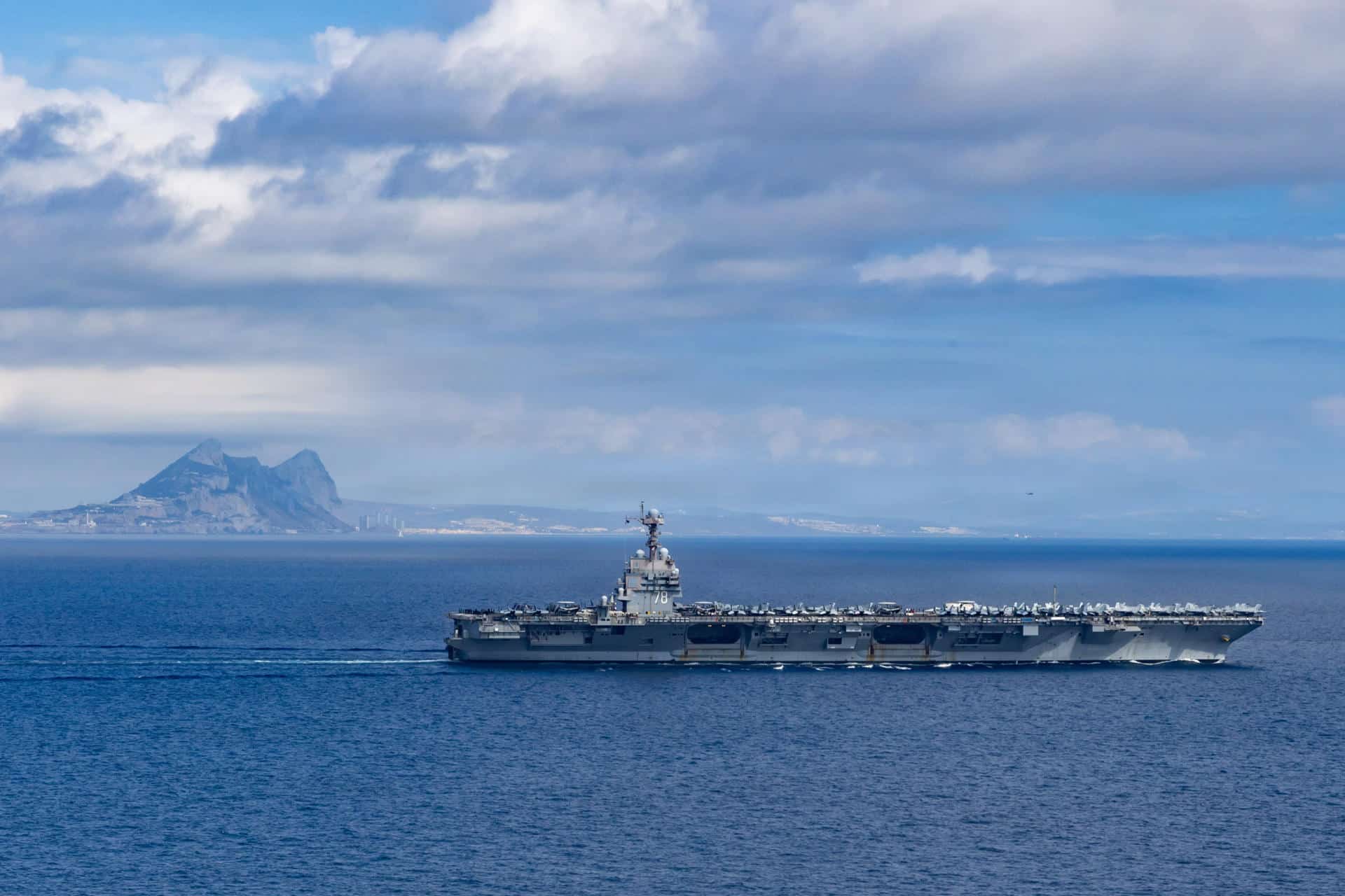 Fotografía del 1 de octubre de 2025 cedida por la Marina de los Estados Unidos del portaaviones más grande del mundo USS Gerald R. Ford (CVN 78), navegando por el Estrecho de Gibraltar. EFE/Alyssa Joy/Marina de EEUU /SOLO USO EDITORIAL /NO VENTAS /SOLO DISPONIBLE PARA ILUSTRAR LA NOTICIA QUE ACOMPAÑA /CRÉDITO OBLIGATORIO