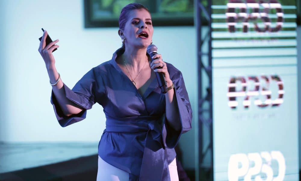 La candidata presidencial oficialista, Laura Fernández, habla durante un evento este viernes, en San José (Costa Rica). EFE/Jeffrey Arguedas