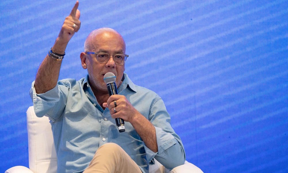 El jefe negociador del Gobierno de Venezuela, Jorge Rodríguez, habla durante un encuentro del Consejo Nacional por la Soberanía y la Paz este martes, en Caracas (Venezuela). EFE/ Ronald Pena R