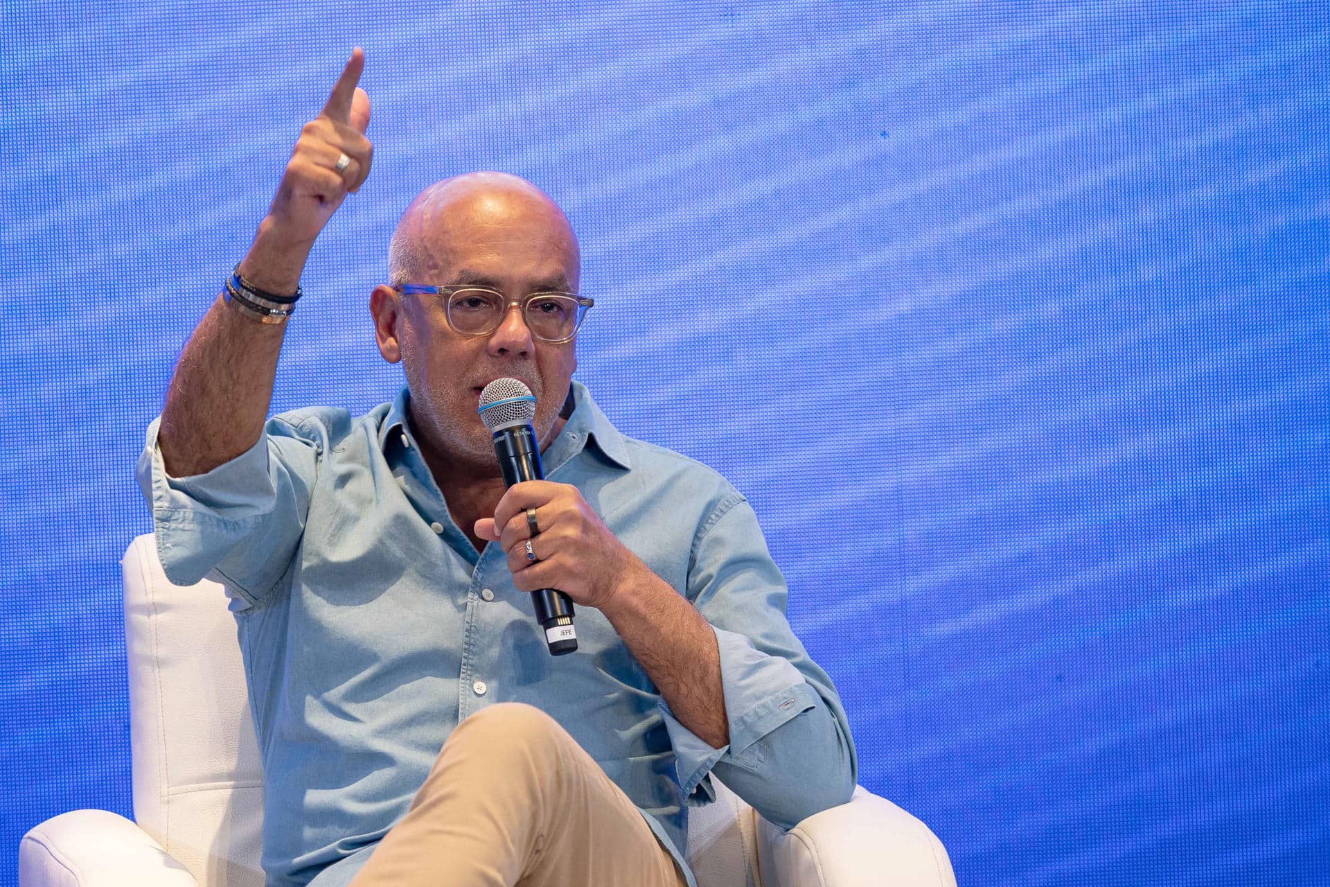 El jefe negociador del Gobierno de Venezuela, Jorge Rodríguez, habla durante un encuentro del Consejo Nacional por la Soberanía y la Paz este martes, en Caracas (Venezuela). EFE/ Ronald Pena R