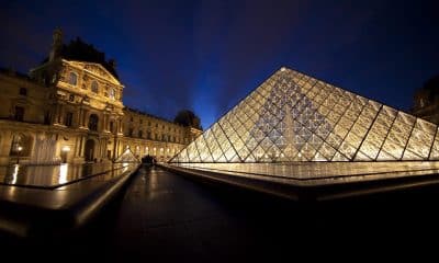 Foto de archivo con una vista de la pirámide de la entrada al museo del Louvre, en París EFE/IAN LANGSDON