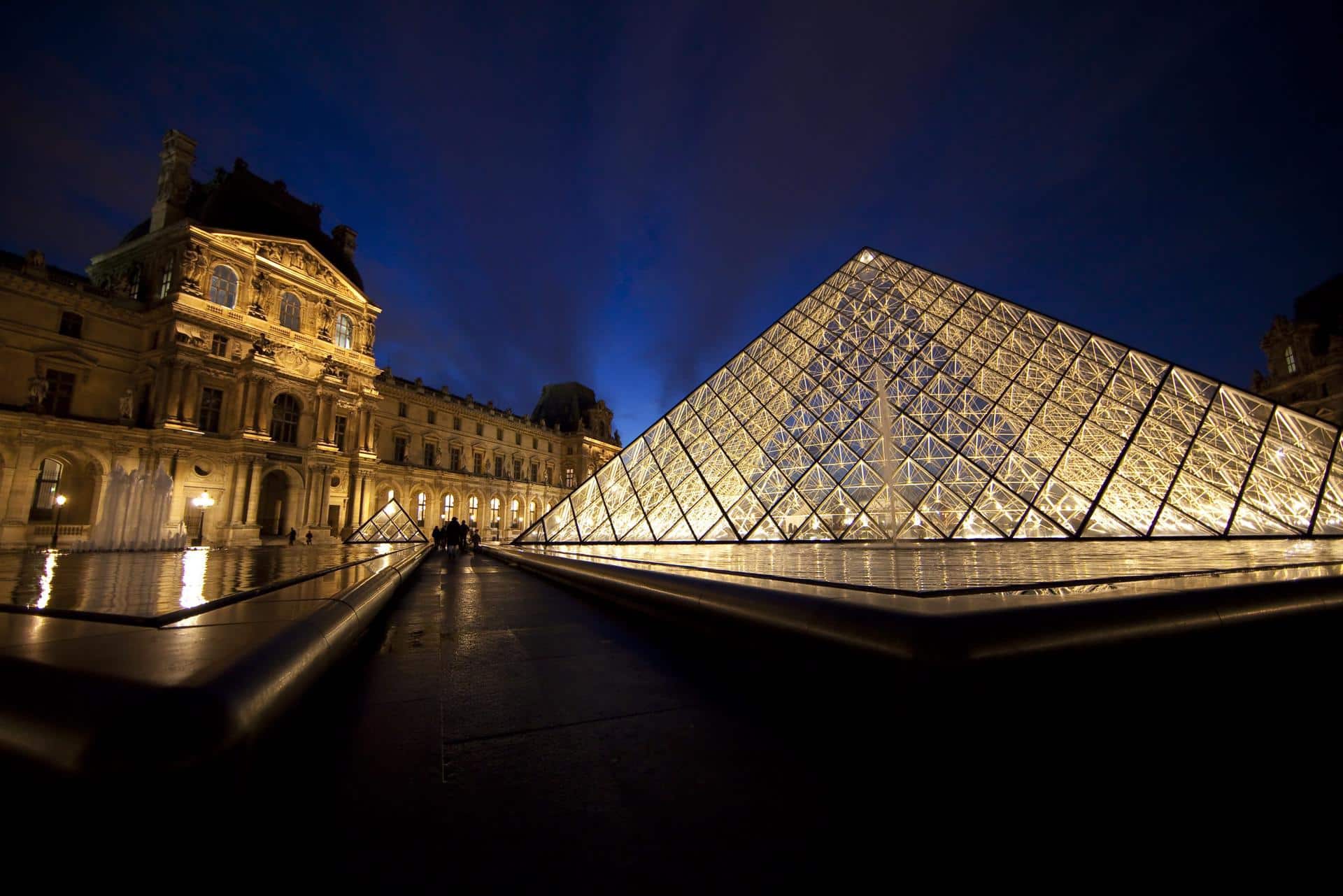 Foto de archivo con una vista de la pirámide de la entrada al museo del Louvre, en París EFE/IAN LANGSDON