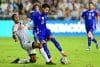 El defensor puertorriqueño Giovanni Calderón (i) marca a presión al delantero de la selección argentina José Manuel 'el Flaco' López, quien debutó durante el partido amistoso jugado este martes en el Chase Stadium, de Fort Lauderdale, y que la Albiceleste ganó por 0-6. EFE/ Giorgio Viera