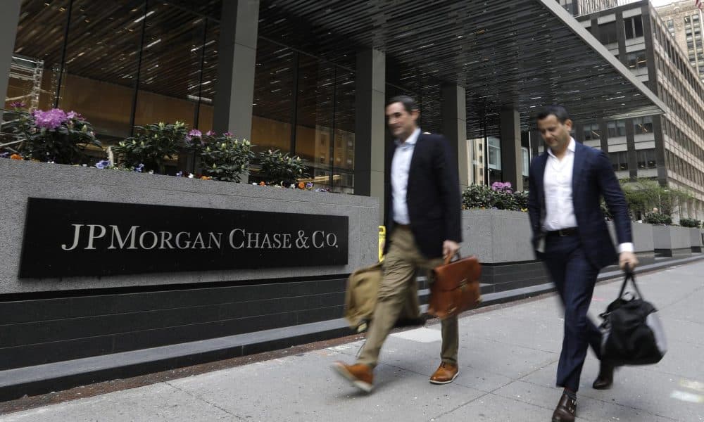 Foto de archivo de peatones que pasan frente a una oficina de JPMorgan Chase en Park Avenue, en Nueva York, Estados Unidos. EFE/Peter Foley
