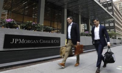 Foto de archivo de peatones que pasan frente a una oficina de JPMorgan Chase en Park Avenue, en Nueva York, Estados Unidos. EFE/Peter Foley