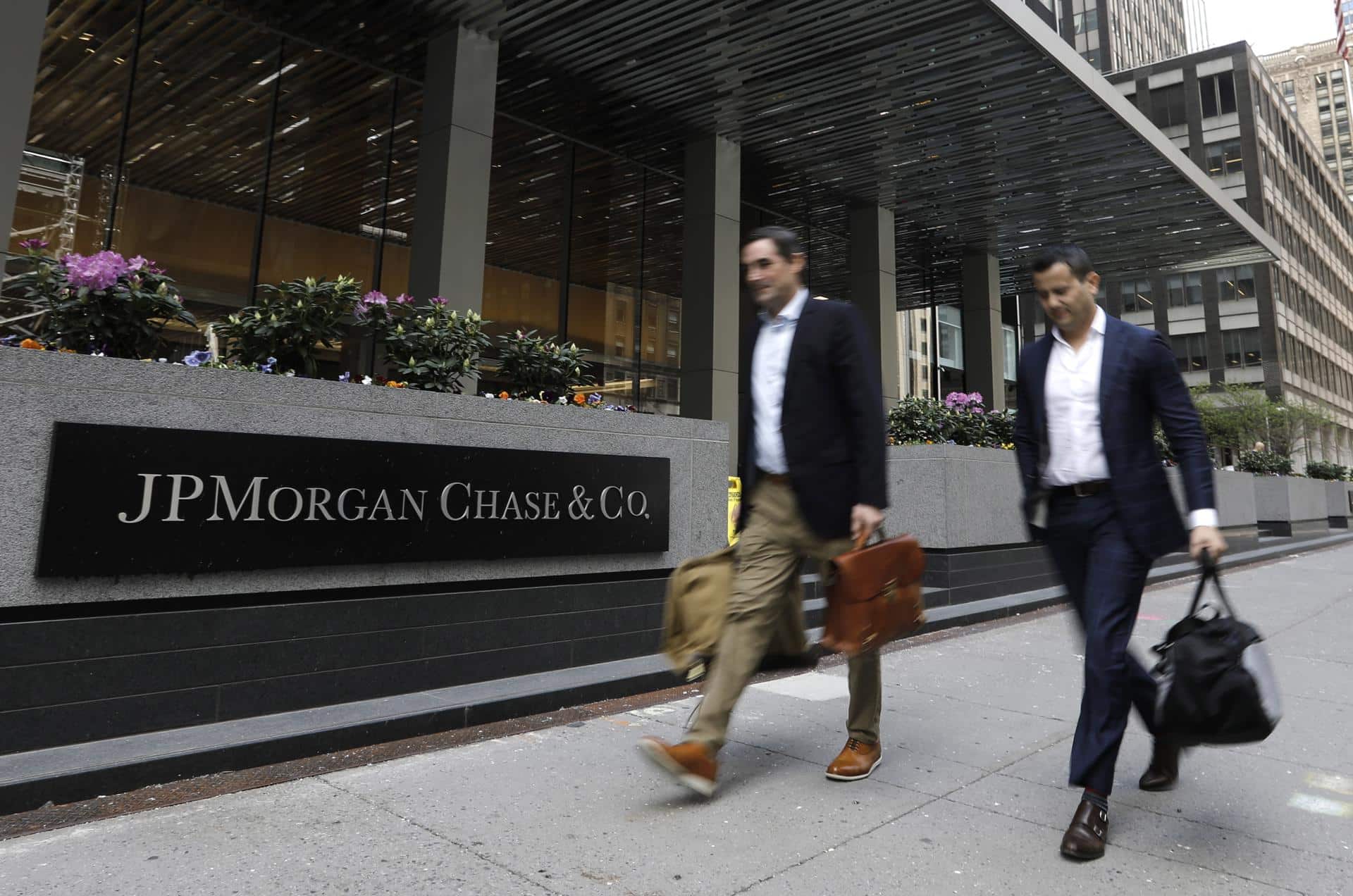 Foto de archivo de peatones que pasan frente a una oficina de JPMorgan Chase en Park Avenue, en Nueva York, Estados Unidos. EFE/Peter Foley