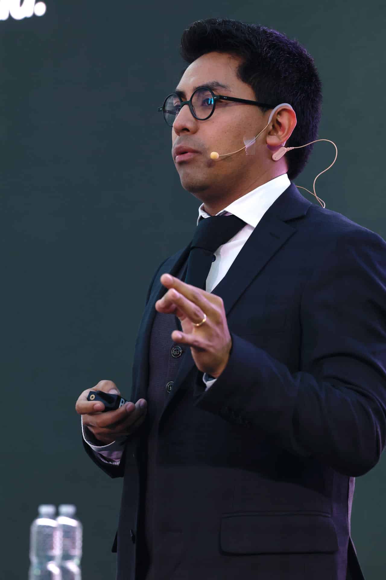 El enfermero Esteban Sánchez habla durante el primer día de actividades del Roche Press Day este martes, en Ciudad de México (México). EFE/ Sáshenka Gutiérrez