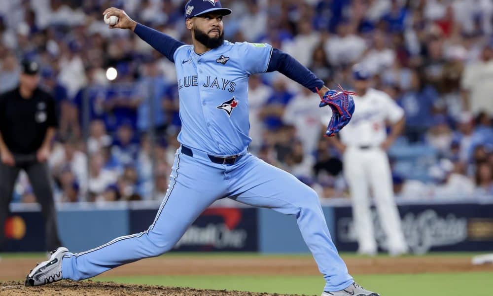 El lanzador de los Azulejos de Toronto Seranthony Domínguez prueba a un bateador de los Dodgers de Los Ángeles durante la octava entrada del quinto juego de la Serie Mundial de la MLB. EFE/EPA/ALLISON DINNER
