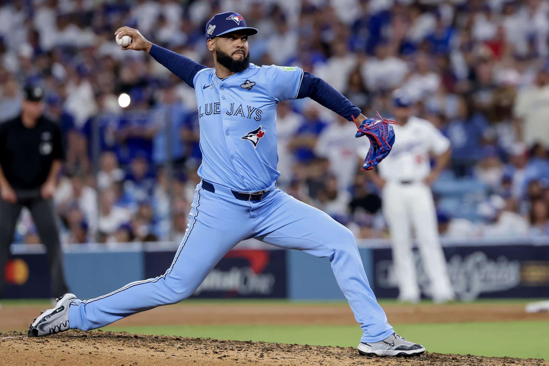 El lanzador de los Azulejos de Toronto Seranthony Domínguez prueba a un bateador de los Dodgers de Los Ángeles durante la octava entrada del quinto juego de la Serie Mundial de la MLB. EFE/EPA/ALLISON DINNER