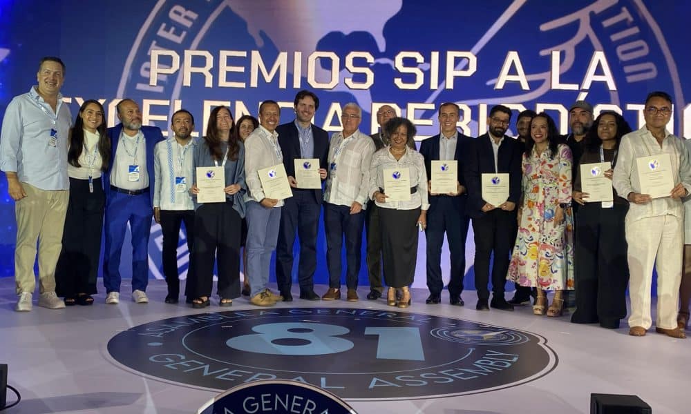 Fotografía donde se observa a los premiados durante la 81ª Asamblea General de la SIP este sábado, en Punta Cana (República Dominicana). La Sociedad Interamericana de Prensa (SIP) entregó los Premios a la Excelencia Periodística, un total de 12 galardones que incluyen 24 menciones honoríficos que premian trabajos de América y España. EFE/ Pau Mompó Alberola