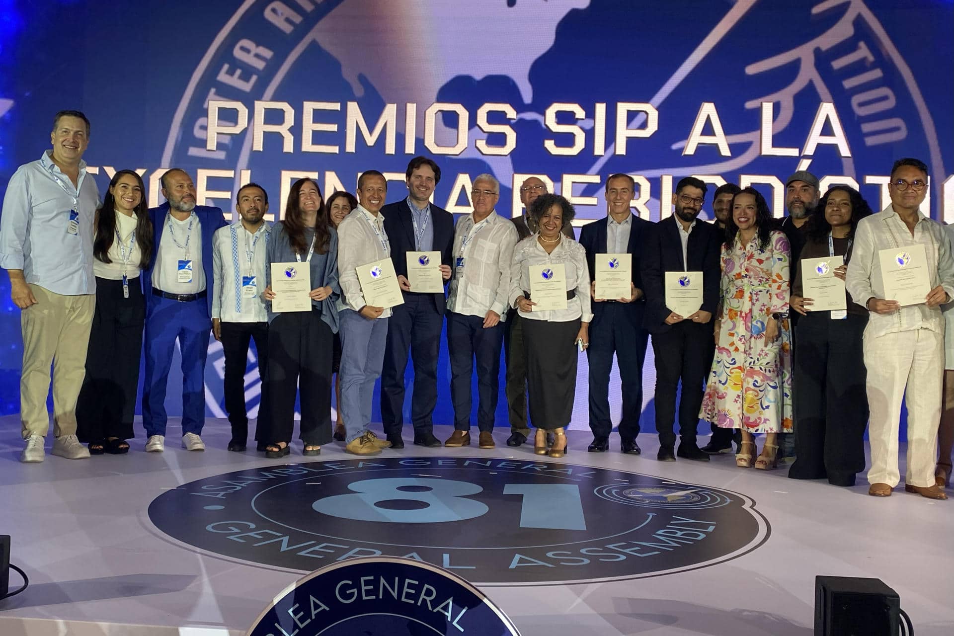 Fotografía donde se observa a los premiados durante la 81ª Asamblea General de la SIP este sábado, en Punta Cana (República Dominicana). La Sociedad Interamericana de Prensa (SIP) entregó los Premios a la Excelencia Periodística, un total de 12 galardones que incluyen 24 menciones honoríficos que premian trabajos de América y España. EFE/ Pau Mompó Alberola