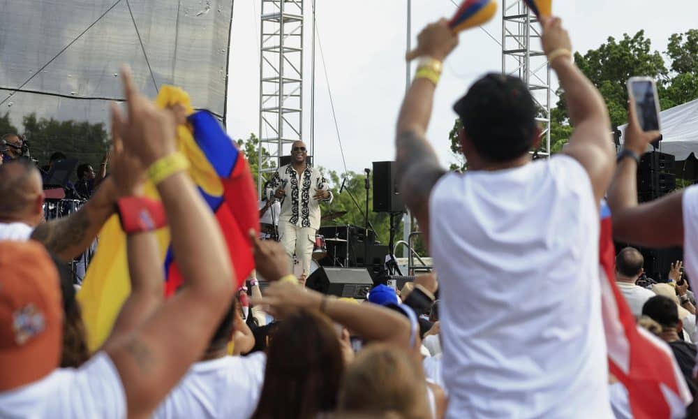 El salsero colombiano Willy García (c) fue captado este domingo, 5 de octubre, durante su presentación en el Día Nacional de la Salsa 2025, en la Plaza de la Independencia, en San Juan (Puerto Rico). EFE/Thais Llorca