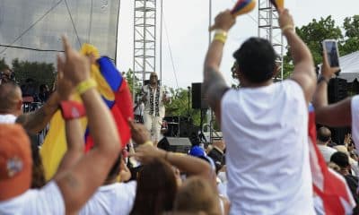 El salsero colombiano Willy García (c) fue captado este domingo, 5 de octubre, durante su presentación en el Día Nacional de la Salsa 2025, en la Plaza de la Independencia, en San Juan (Puerto Rico). EFE/Thais Llorca