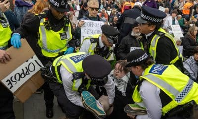 La policía británica arresta a participantes en una protesta este sábado en la plaza Trafalgar de Londres para expresar apoyo al grupo proscrito Palestine Action. EFE/EPA/TAYFUN SALCI