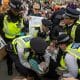 La policía británica arresta a participantes en una protesta este sábado en la plaza Trafalgar de Londres para expresar apoyo al grupo proscrito Palestine Action. EFE/EPA/TAYFUN SALCI