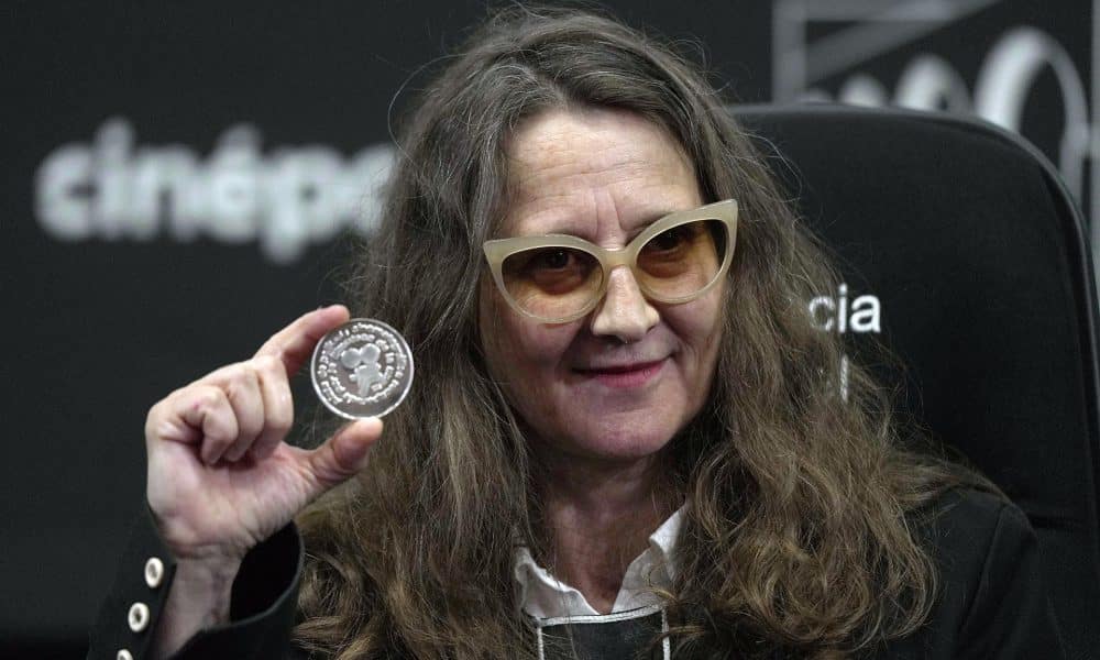 La directora argentina Lucrecia Martel sostiene la Medalla de la Filmoteca de la Universidad Nacional Autónoma de México (UNAM) este domingo, en el marco del Festival Internacional de Cine de Morelia (FICM) (México). EFE/Iván Villanueva
