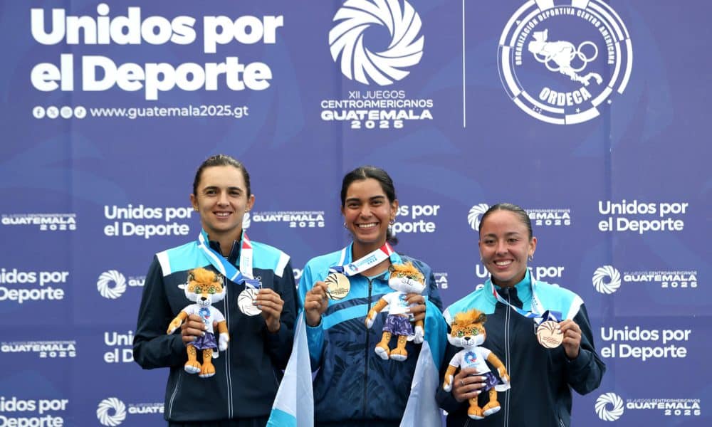 La hondureña Natalie Espinal (c), con la medalla de oro del tenis individual femenino, posa junto a Andrea Weendon, de Guatemala, quien ganó la plata; y Deborah Domínguez, también de Guatemala, que se quedó con el bronce en los Juegos Centroamericanos en Ciudad de Guatemala. EFE/Mariano Macz