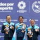 La hondureña Natalie Espinal (c), con la medalla de oro del tenis individual femenino, posa junto a Andrea Weendon, de Guatemala, quien ganó la plata; y Deborah Domínguez, también de Guatemala, que se quedó con el bronce en los Juegos Centroamericanos en Ciudad de Guatemala. EFE/Mariano Macz