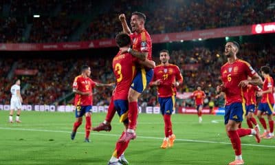 El delantero de España Yeremy Pino (c) celebra el primer gol ante Georgia durante el partido de fútbol de la fase de clasificación para el Mundial que se disputó el sábado en el estadio Martínez Valero de Elche. EFE / Ángel Martínez /RFEF SOLO USO EDITORIAL /SOLO DISPONIBLE PARA ILUSTRRA LA NOTICIA QUE ACOMPAÑA (CRÉDITO OBLIGATORIO)
