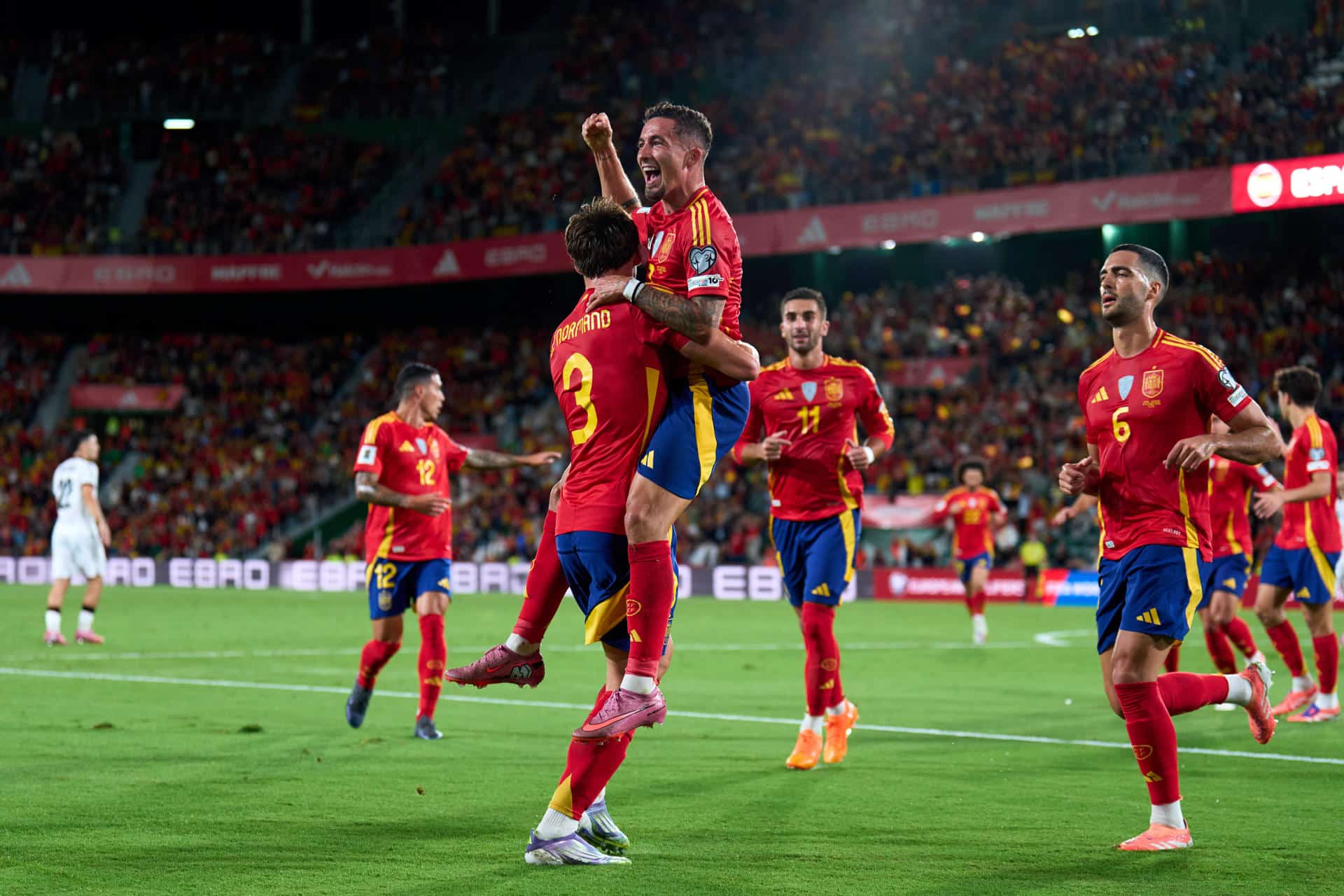 El delantero de España Yeremy Pino (c) celebra el primer gol ante Georgia durante el partido de fútbol de la fase de clasificación para el Mundial que se disputó el sábado en el estadio Martínez Valero de Elche. EFE / Ángel Martínez /RFEF SOLO USO EDITORIAL /SOLO DISPONIBLE PARA ILUSTRRA LA NOTICIA QUE ACOMPAÑA (CRÉDITO OBLIGATORIO)