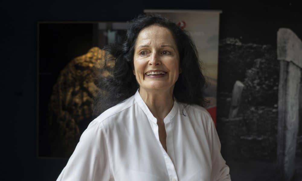 La fotógrafa Isabel Muñoz, durante una entrevista con EFE, en el marco de la presentación de la muestra Una nueva historia, que se exhibe en el Museo de Altamira. EFE/ Pedro Puente Hoyos