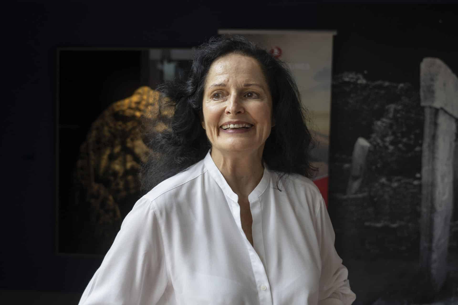 La fotógrafa Isabel Muñoz, durante una entrevista con EFE, en el marco de la presentación de la muestra Una nueva historia, que se exhibe en el Museo de Altamira. EFE/ Pedro Puente Hoyos