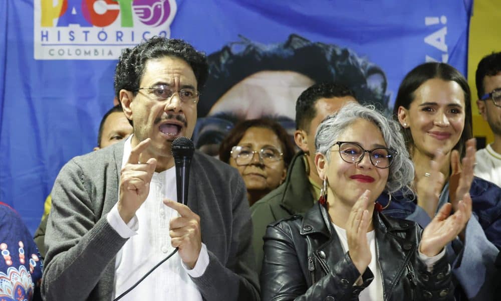 El senador Iván Cepeda (i) habla junto a la senadora María José Pizarro (d) tras vencer en la consulta a la exministra Carolina Corcho este domingo, en Bogotá (Colombia). EFE/ Mauricio Dueñas Castañeda