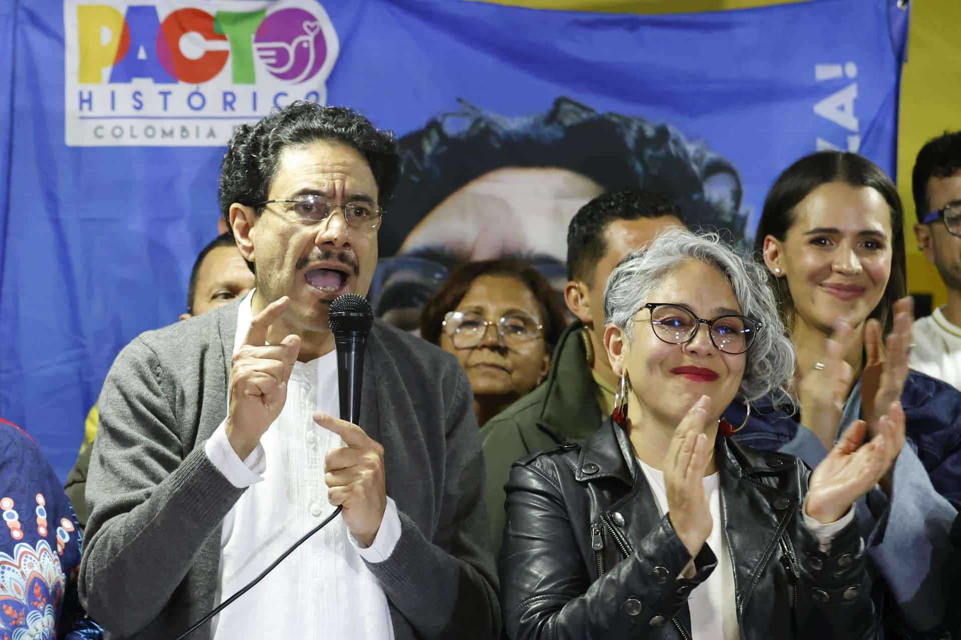 El senador Iván Cepeda (i) habla junto a la senadora María José Pizarro (d) tras vencer en la consulta a la exministra Carolina Corcho este domingo, en Bogotá (Colombia). EFE/ Mauricio Dueñas Castañeda