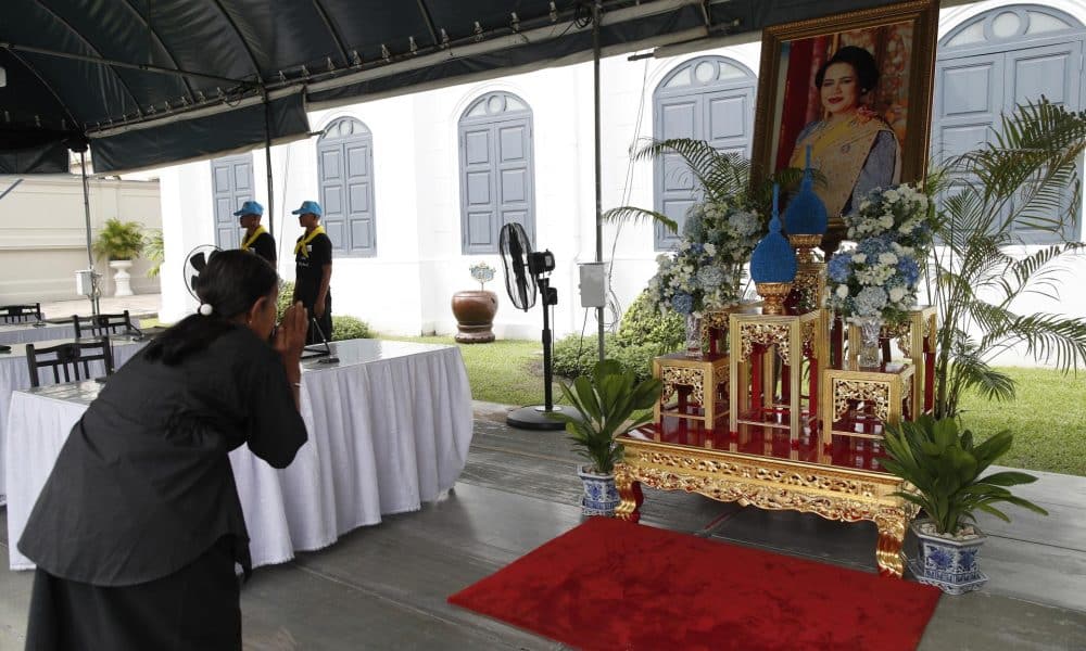 Bangkok (Thailand), 27/10/2025.- A Thai mourner pays respect before a portrait of Queen Mother Sirikit following her death at Grand Palace in Bangkok, Thailand, 27 October 2025. Thai Queen Mother Sirikit had died at the age of 93 on 24 October 2025 at King Chulalongkorn Memorial Hospital. The Queen Mother developed a bloodstream infection after being treated at the hospital since 07 September 2019, The Royal Household Bureau said. (Tailandia) EFE/EPA/RUNGROJ YONGRIT