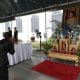 Bangkok (Thailand), 27/10/2025.- A Thai mourner pays respect before a portrait of Queen Mother Sirikit following her death at Grand Palace in Bangkok, Thailand, 27 October 2025. Thai Queen Mother Sirikit had died at the age of 93 on 24 October 2025 at King Chulalongkorn Memorial Hospital. The Queen Mother developed a bloodstream infection after being treated at the hospital since 07 September 2019, The Royal Household Bureau said. (Tailandia) EFE/EPA/RUNGROJ YONGRIT