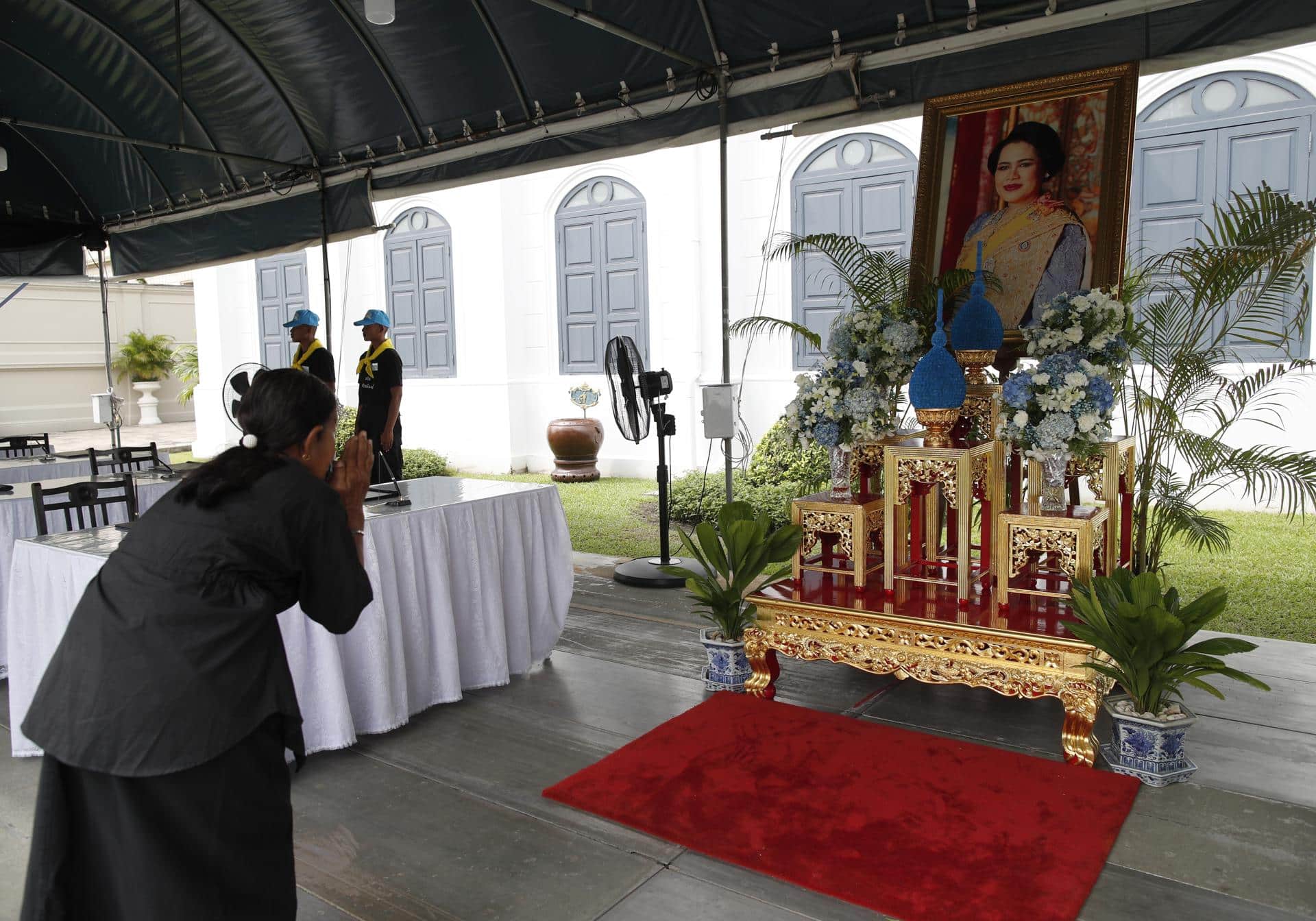 Bangkok (Thailand), 27/10/2025.- A Thai mourner pays respect before a portrait of Queen Mother Sirikit following her death at Grand Palace in Bangkok, Thailand, 27 October 2025. Thai Queen Mother Sirikit had died at the age of 93 on 24 October 2025 at King Chulalongkorn Memorial Hospital. The Queen Mother developed a bloodstream infection after being treated at the hospital since 07 September 2019, The Royal Household Bureau said. (Tailandia) EFE/EPA/RUNGROJ YONGRIT