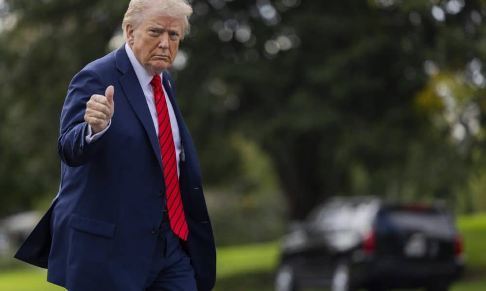 El presidente de Estados Unidos, Donald Trump, se dirige al Despacho Oval de la Casa Blanca en Washington este 10 de octubre de 2025. FE/EPA/SHAWN THEW