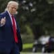 El presidente de Estados Unidos, Donald Trump, se dirige al Despacho Oval de la Casa Blanca en Washington este 10 de octubre de 2025. FE/EPA/SHAWN THEW