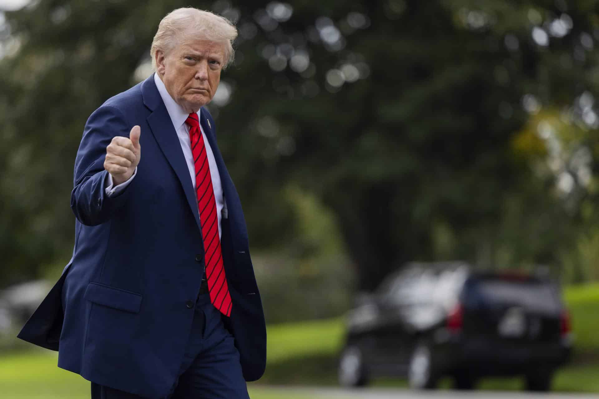 El presidente de Estados Unidos, Donald Trump, se dirige al Despacho Oval de la Casa Blanca en Washington este 10 de octubre de 2025. FE/EPA/SHAWN THEW