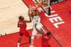 Giannis Antetokounmpo (c), de los Milwaukee Bucks, encesta el balón ante los Raptors, en Toronto (Canadá). EFE/Julio César Rivas