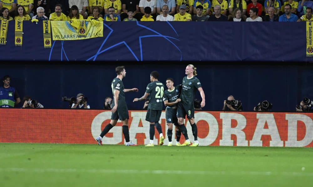 Los jugadores del Manchester City celebran el primer gol del equipo inglés durante el encuentro correspondiente a la fase regular de la Liga de Campeones que disputan Villarreal y Manchester City en el estadio La Cerámica, en Villarreal. EFE / Andreu Esteban.