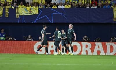 Los jugadores del Manchester City celebran el primer gol del equipo inglés durante el encuentro correspondiente a la fase regular de la Liga de Campeones que disputan Villarreal y Manchester City en el estadio La Cerámica, en Villarreal. EFE / Andreu Esteban.