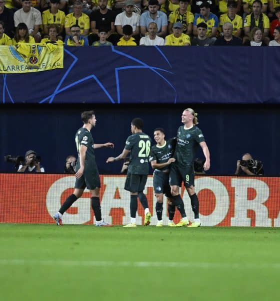 Los jugadores del Manchester City celebran el primer gol del equipo inglés durante el encuentro correspondiente a la fase regular de la Liga de Campeones que disputan Villarreal y Manchester City en el estadio La Cerámica, en Villarreal. EFE / Andreu Esteban.