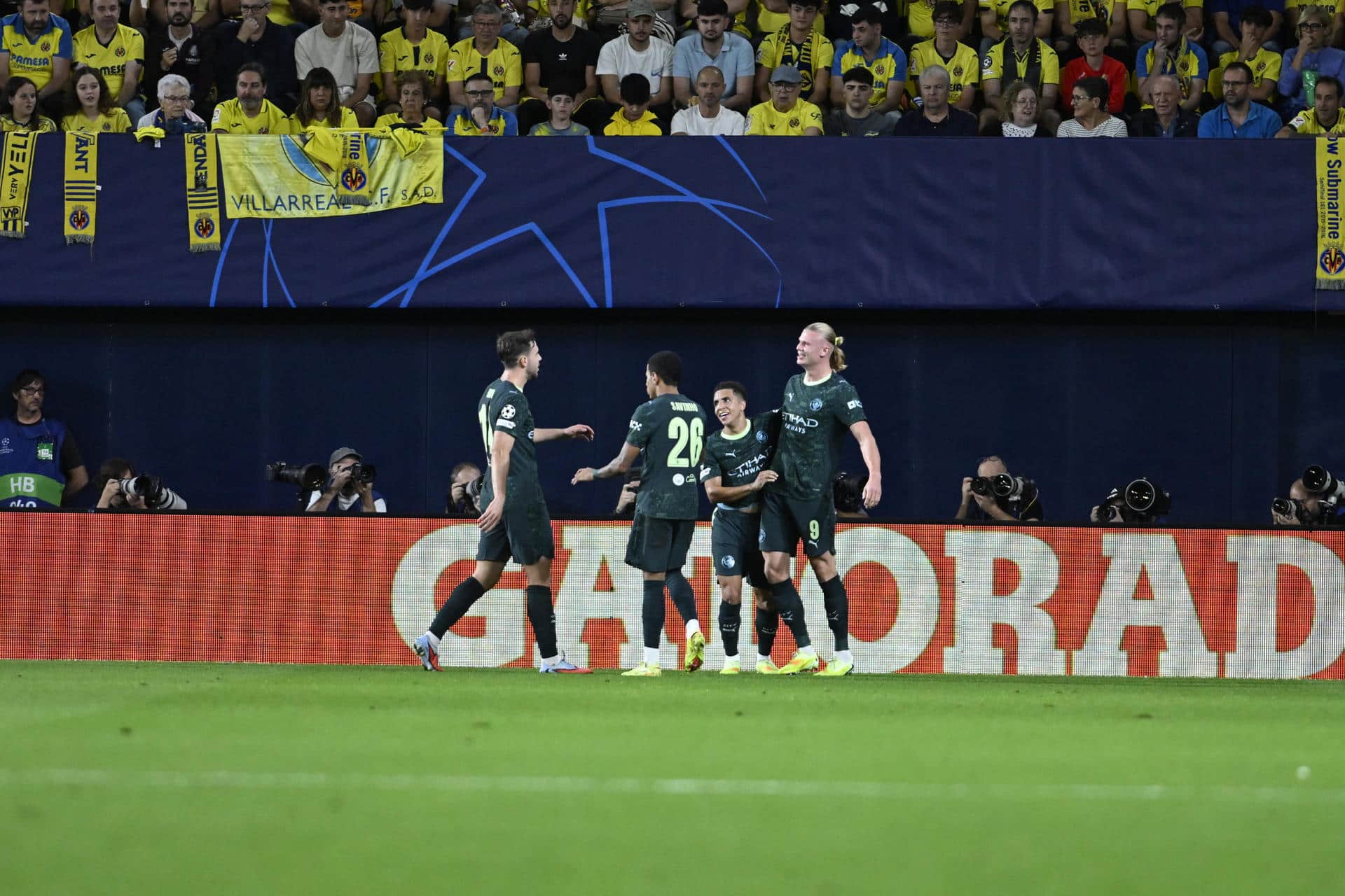 Los jugadores del Manchester City celebran el primer gol del equipo inglés durante el encuentro correspondiente a la fase regular de la Liga de Campeones que disputan Villarreal y Manchester City en el estadio La Cerámica, en Villarreal. EFE / Andreu Esteban.