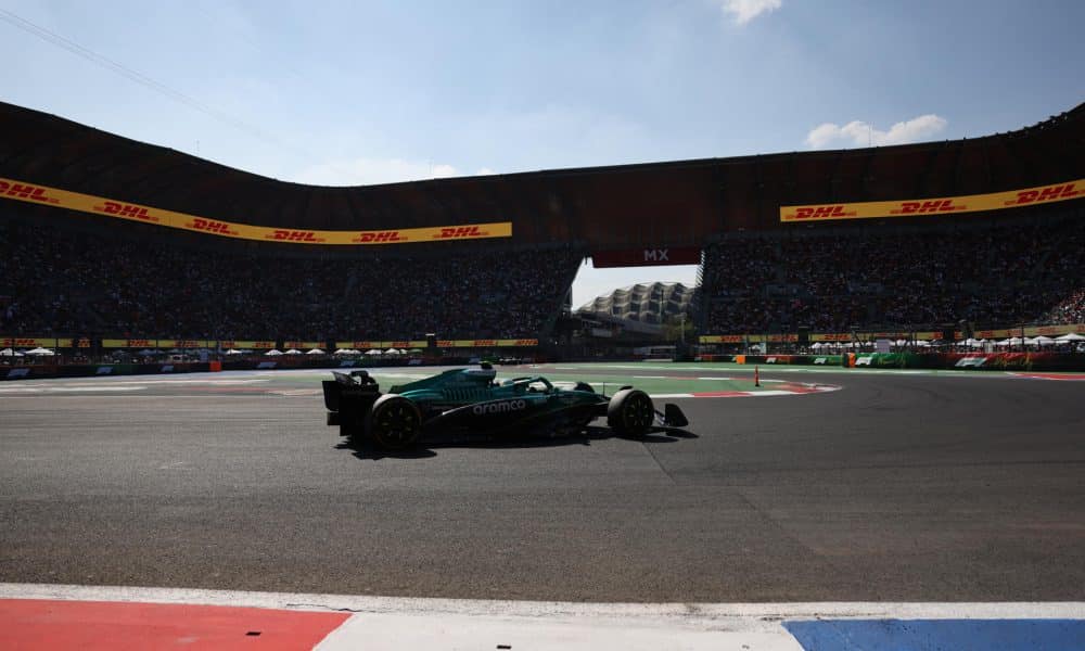 El español Fernando Alonso de Aston Martin, compite en el Gran Premio de México de la Fórmula Uno este domingo, en el Autódromo Hermanos Rodríguez en Ciudad de México (México). EFE/ Isaac Esquivel
