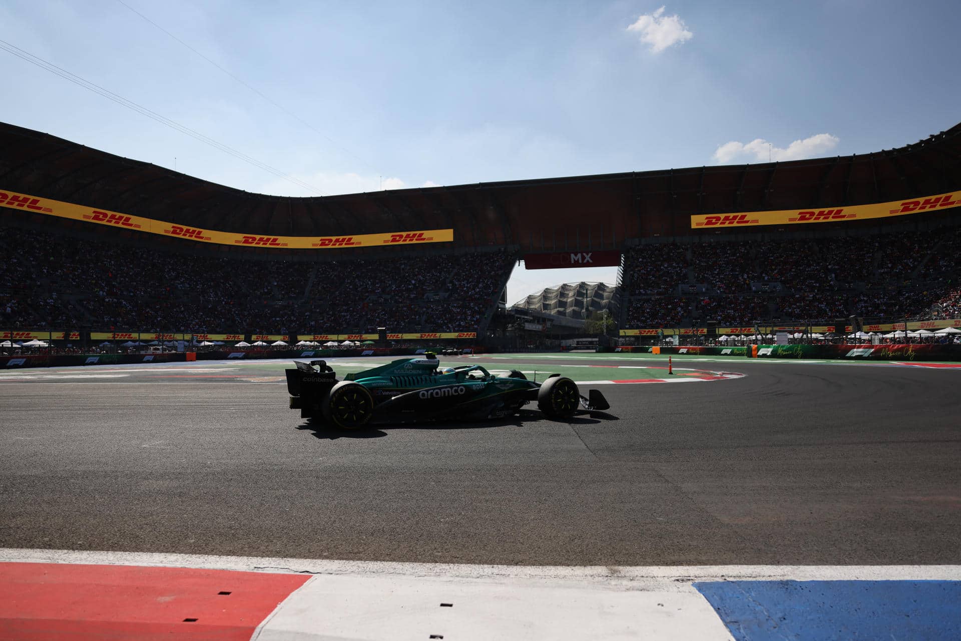 El español Fernando Alonso de Aston Martin, compite en el Gran Premio de México de la Fórmula Uno este domingo, en el Autódromo Hermanos Rodríguez en Ciudad de México (México). EFE/ Isaac Esquivel