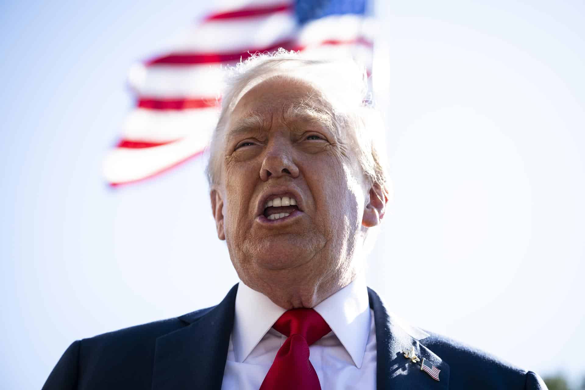 Fotografía de archivo del 5 de octubre de 2025, que muestra al presidente de Estados Unidos, Donald Trump, hablando con los medios de comunicación en el Jardín Sur de la Casa Blanca, en Washington (EE.UU.). EFE/ Graeme Sloan / Pool