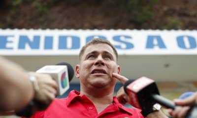 El periodista Mario Guevara habla con la prensa este viernes, en Olocuilta (El Salvador). EFE/Rodrigo Sura