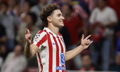 El delantero del Atlético de Madrid Julián Álvarez celebra tras marcar un gol en el partido de Liga de Campeones disputado este martes frente al Eintracht en Madrid. EFE/Sergio Pérez