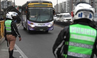 Policías custodian un bus de servicio público este 6 de octubre de 2025, en Lima (Perú). EFE/ Paolo Aguilar