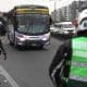 Policías custodian un bus de servicio público este 6 de octubre de 2025, en Lima (Perú). EFE/ Paolo Aguilar